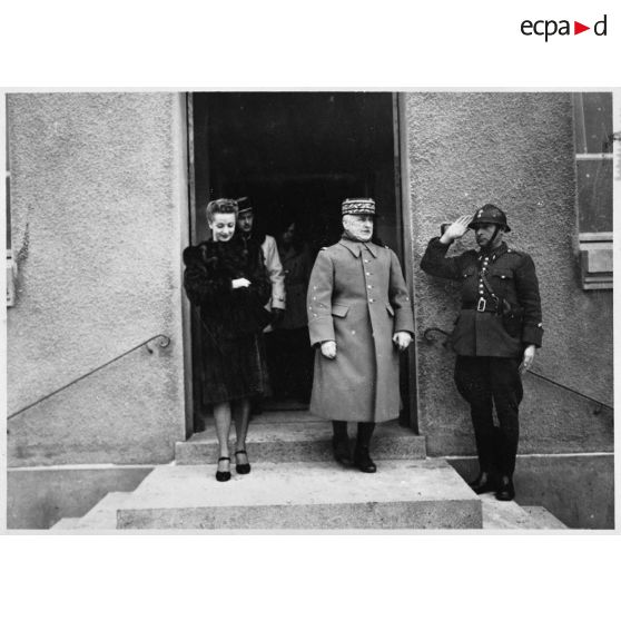 L'actrice Danielle Darrieux et le général d'armée Edouard Réquin sortent du poste de commandement du général.