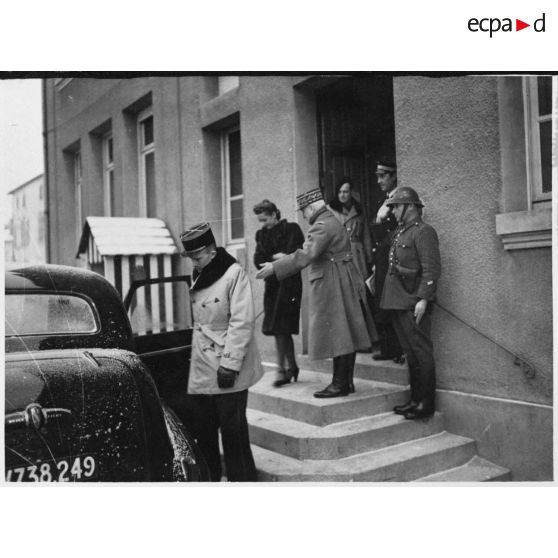 L'actrice Danielle Darrieux et le général d'armée Edouard Réquin sortent du poste de commandement du général.
