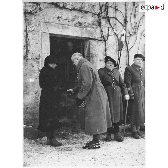 Le général Georges serre la main de la veuve du lieutenant Agnely après la remise de décorations.