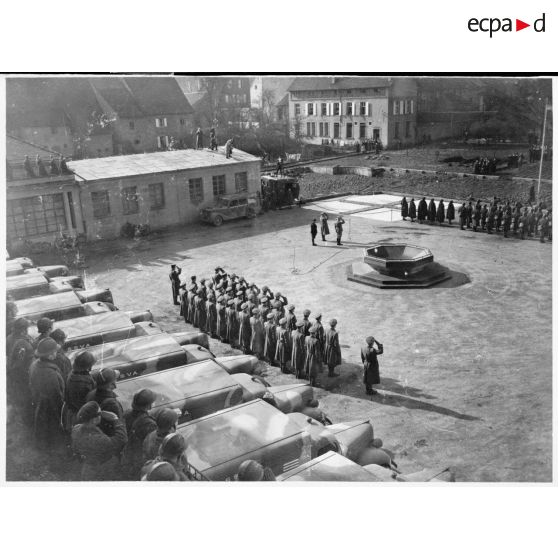 Plan général de la cérémonie aux couleurs lors de l'arrivée de la section sanitaire de volontaires américains (SSVA) à Nancy dénommée general John J. Pershing.