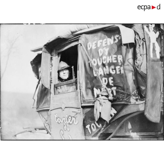 Portrait d'un soldat de la 4e armée qui se tient assis dans un vieux fiacre