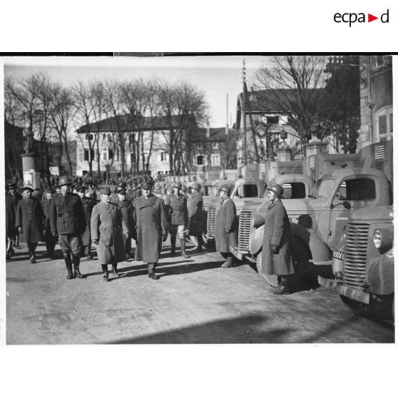 Le général d'armée Réquin passe en revue une section sanitaire de volontaires américains à Vic-sur-Seille.