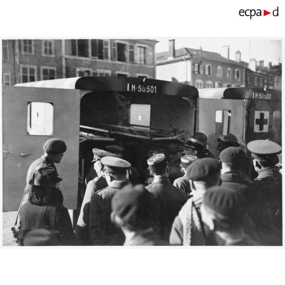 Présentation d'une ambulance Chevrolet de la 1re section sanitaire de volontaires américains (SSVA), qui porte le nom de general John J. Pershing, au général d'armée Edouard Réquin, commandant la 4e armée.
