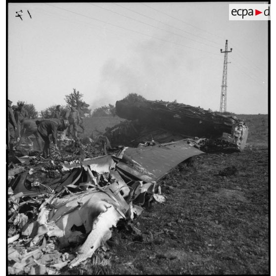 Plan général de l'épave calcinée d'un avion bombardier allemand abattu dans le secteur de la 4e armée.