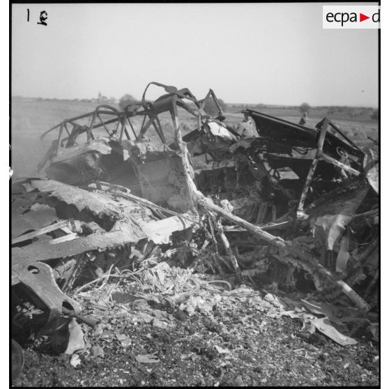 Plan moyen de l'épave calcinée d'un avion bombardier allemand abattu dans le secteur de la 4e armée.