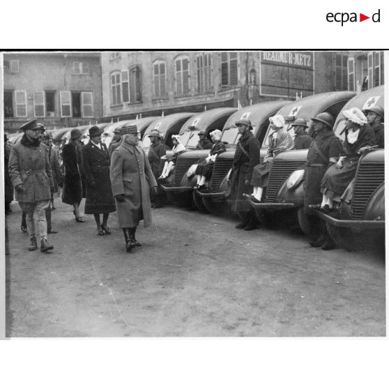 Le général d'armée Réquin passe en revue les ambulances de la SSBM qui viennent d'arriver à Vic-sur-Seille.