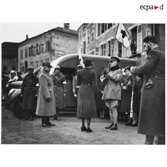 Arrivée des ambulances Matford de la SSBM sur la place de Vic-sur-Seille.