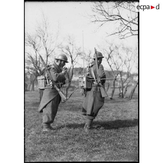 Deux soldats utilisent un poste radio ER 40 dans le secteur de la 4e armée.