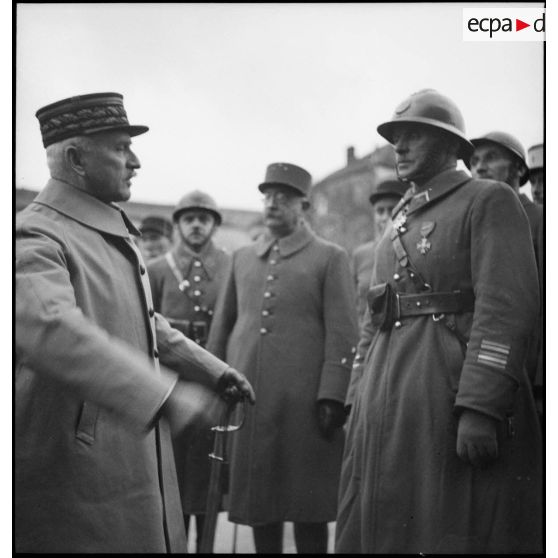 Les autorités et l'officier décoré à l'issue de la cérémonie.