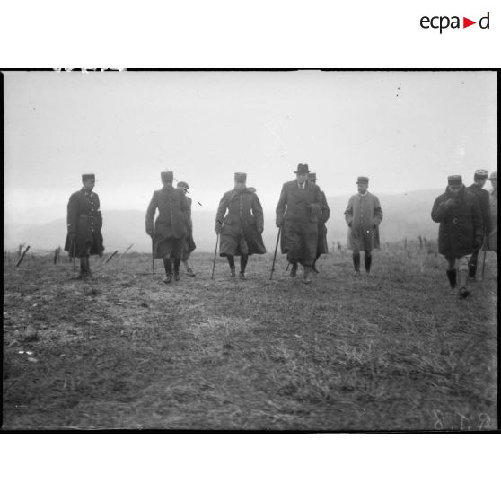 La personnalité politique et le général d'armée Réquin se rendent sur l'ouvrage.