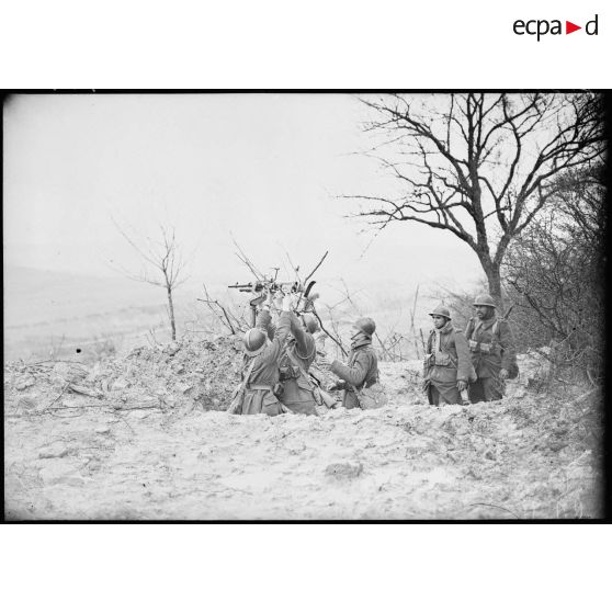 Des fantassins de la 4e armée mettent en batterie une mitrailleuse Hotchkiss M1914 sur un affût antiaérien.