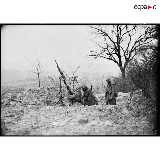 Des fantassins de la 4e armée mettent en batterie une mitrailleuse Hotchkiss M1914 sur un affût antiaérien.