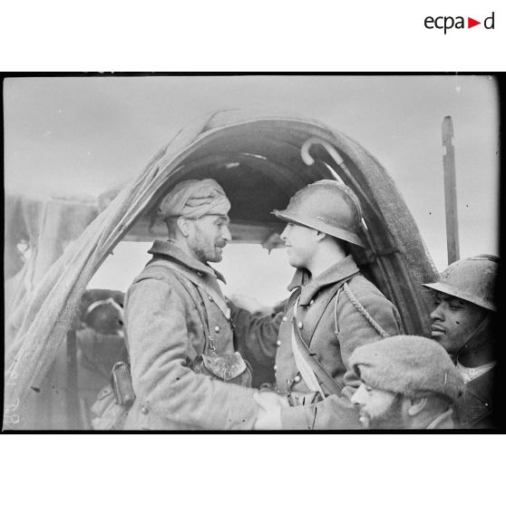 Portrait de groupe de deux fantassins de la 4e armée qui se font face dans un poste de combat.