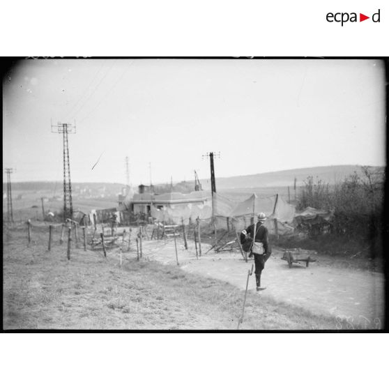 Un aumônier de la 4e armée rend visite à diverses unités.