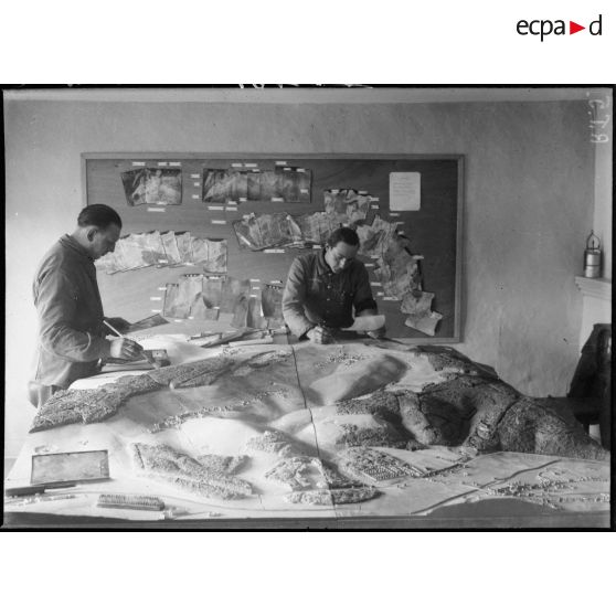 Deux soldats de la 4e armée travaillent à la fabrication d'un diorama à partir de photos aériennes.