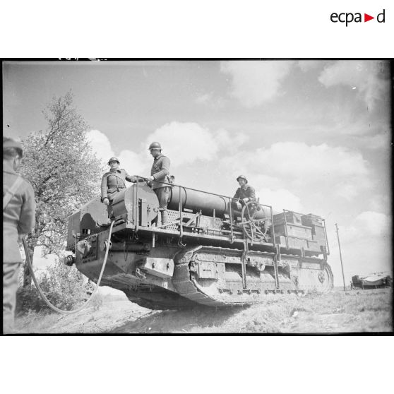 Un 194 GPF du 184e RA sur affût chenillé est photographié en plan général de trois quarts avant.