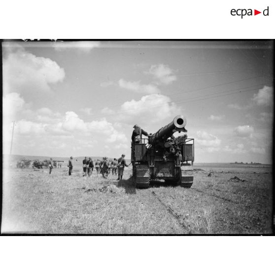 Un 194 GPF du 184e RA sur affût chenillé Saint-Chamond est photographié en plan général de dos.