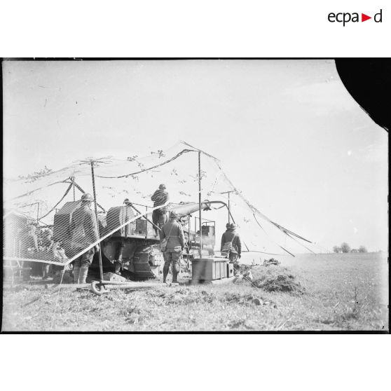 Un 194 GPF du 184e RA sur affût chenillé Saint-Chamond est photographié en batterie sous filet de camouflage.