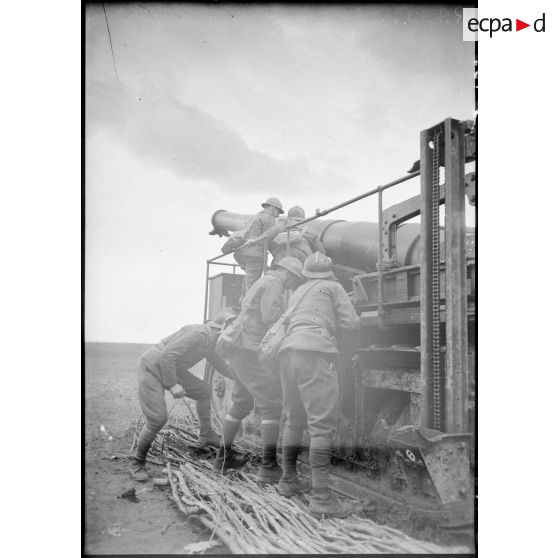 Des artilleurs du 184e RA mettent en batterie un 194 GPF sur affût chenillé Saint-Chamond lors d'un exercice.