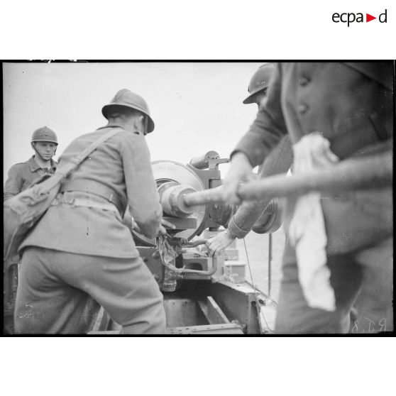 Des artilleurs du 184e RA approvisionnent un 194 GPF sur affût chenillé Saint-Chamond lors d'un exercice.