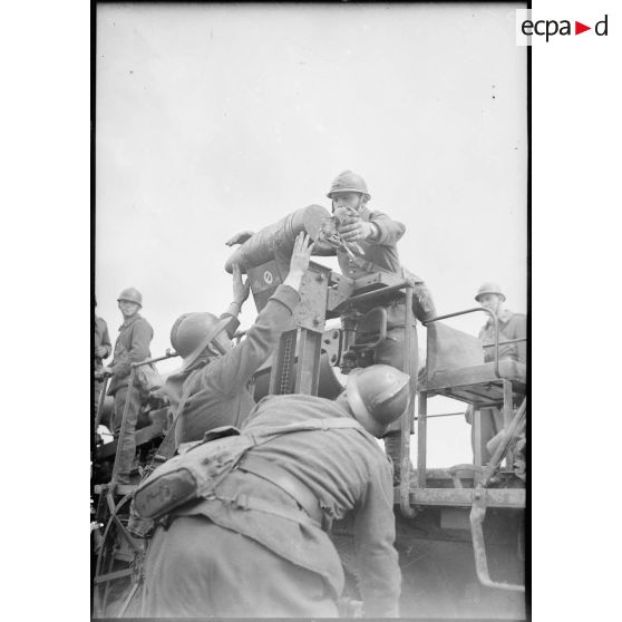 Des artilleurs du 184e RA approvisionnent un 194 GPF sur affût chenillé Saint-Chamond lors d'un exercice.