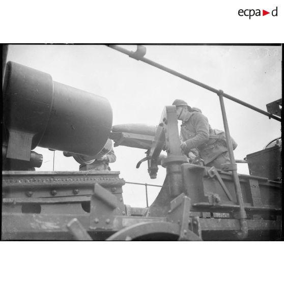 Des artilleurs du 184e RA approvisionnent un 194 GPF sur affût chenillé Saint-Chamond lors d'un exercice.