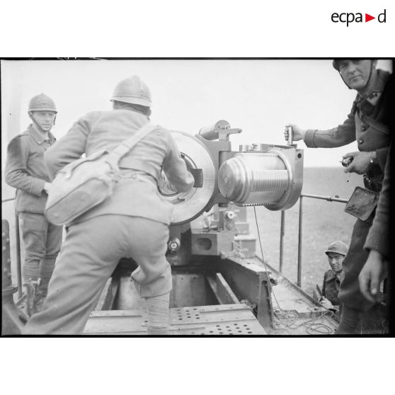 Des artilleurs du 184e RA approvisionnent un 194 GPF sur affût chenillé Saint-Chamond lors d'un exercice.