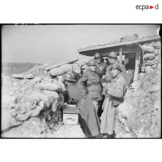 Photographie de groupe de cadres de la 4e armée près d'un poste de combat.