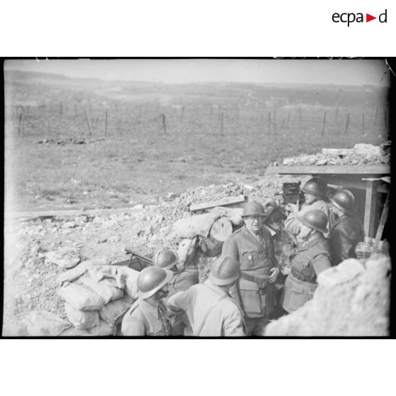 Officiers de la 4e armée dans un poste de combat.