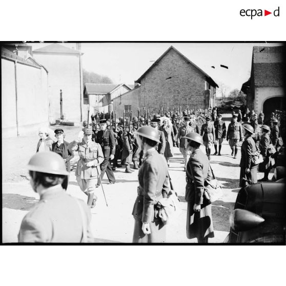 Le général d'armée Réquin, commandant la 4e armée, passe en revue des infirmières britanniques.