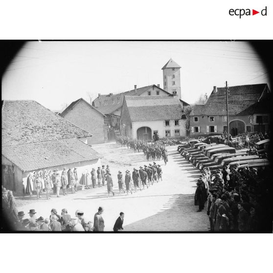 Des infirmières britanniques défilent devant le général d'armée Réquin dans un village Lorrain.