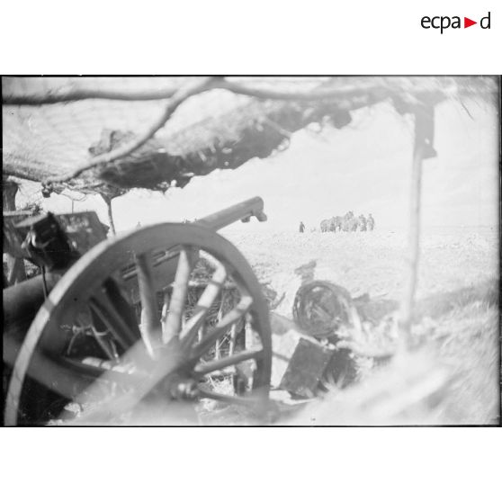 Des soldats de la 4e armée labourent un champ.