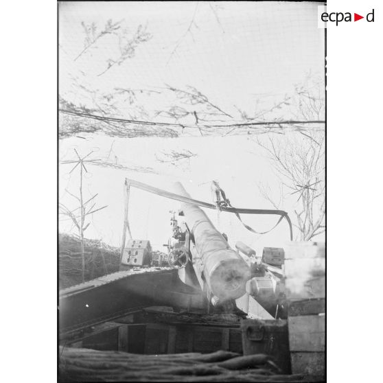 Plan moyen d'une pièce de 155 mm GPF en batterie sous un filet de camouflage dans le secteur de la 4e armée.