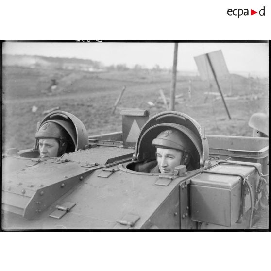 Portrait de deux soldats de la 4e armée à bord d'une chenillette Renault 31 R.