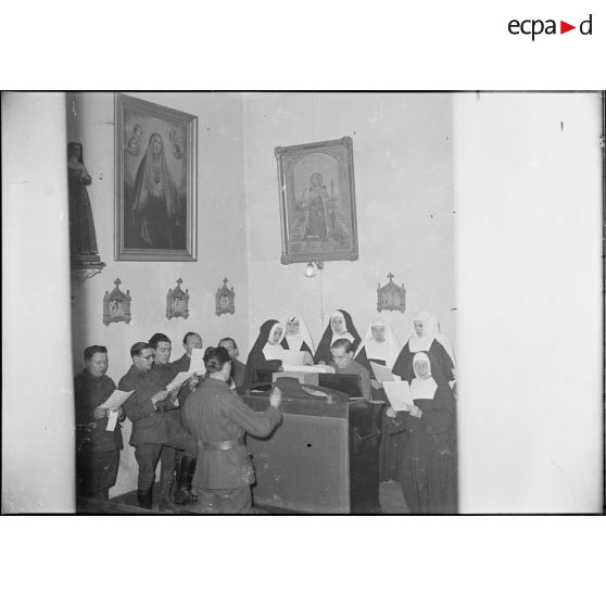 Diverses fresques sur les murs de casernements ou de foyers de la 4e armée.