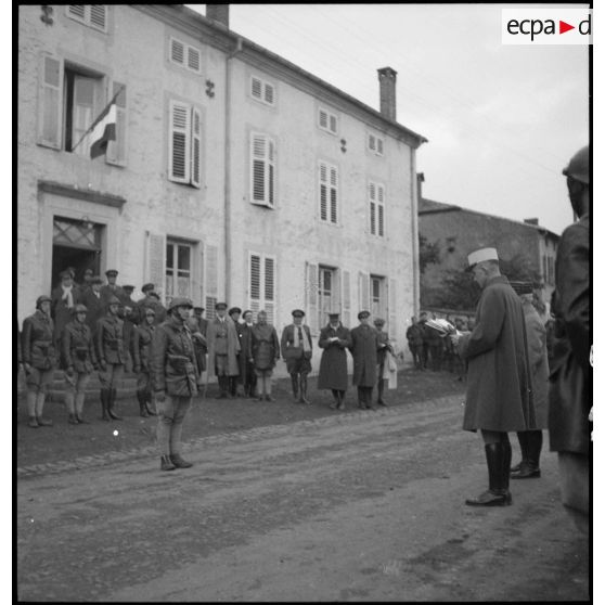 Plan général de la cérémonie militaire dans une rue d'un village du secteur de la 4e armée.