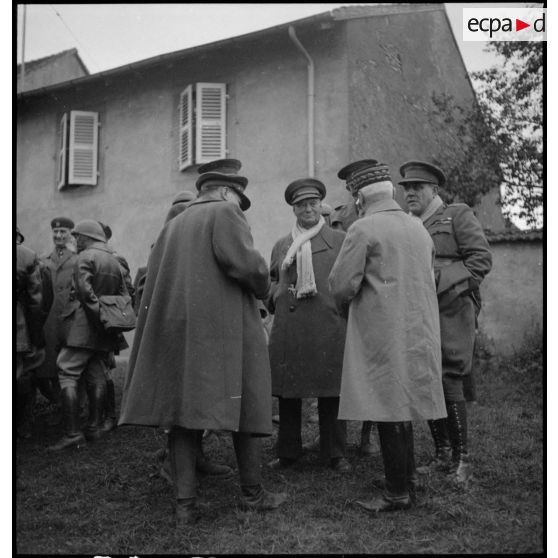 Photographie de groupe d'officiers américains qui entourent le général d'armée Réquin, commandant la 4e armée.