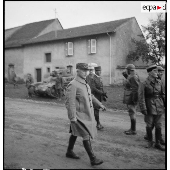 Portrait en plan moyen du général d'armée Réquin, commandant la 4e armée.