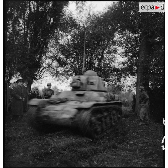 Plan général d'un char Renault R35 qui roule photographié de trois quarts avant.