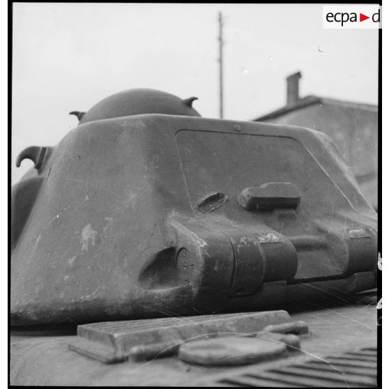 Plan rapproché de la nuque d'une tourelle APX-R qui équipe un char Renault R35.