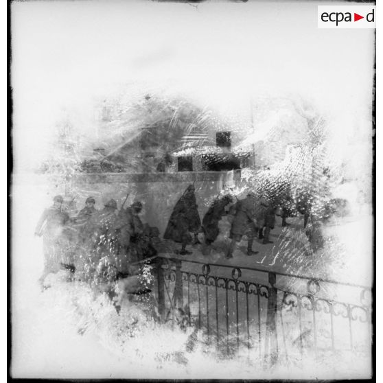 Des soldats de la 4e armée poussent des chariots de ravitaillement dans la neige lors d'une corvée.