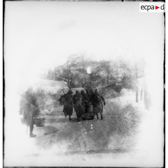 Des soldats de la 4e armée poussent des chariots de ravitaillement dans la neige lors d'une corvée.
