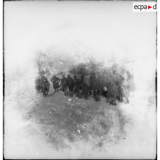 Des soldats de la 4e armée poussent des chariots de ravitaillement dans la neige lors d'une corvée.