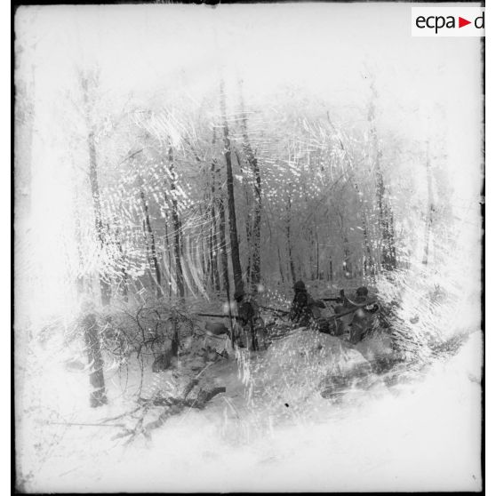 En forêt, des soldats de la 4e armée se tiennent près de toiles de tentes recouvertes de neige.