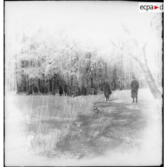 Des soldats de la 4e armée poussent des chariots de ravitaillement dans la neige lors d'une corvée.