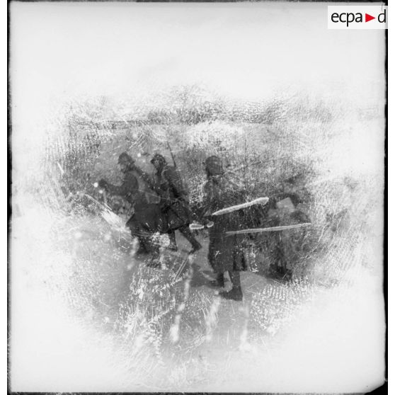 Des soldats de la 4e armée poussent des chariots de ravitaillement dans la neige lors d'une corvée.