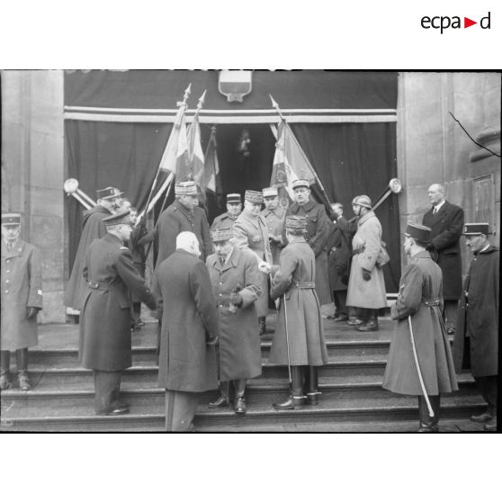 Le général Réquin en compagnie de diverses personnalités militaires et civiles.