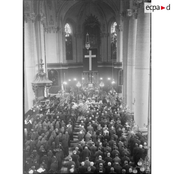 Cérémonie funéraire dans une église.