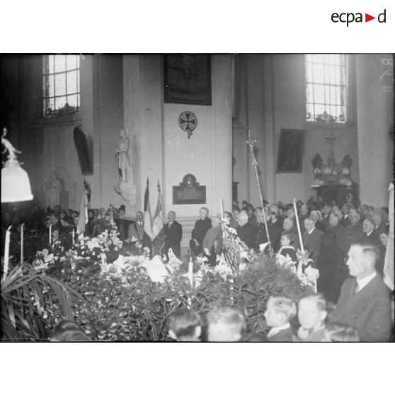 Cérémonie funéraire dans une église.