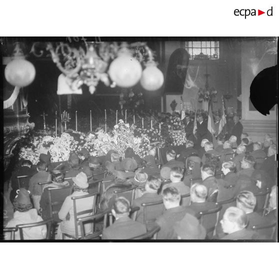 Cérémonie funéraire dans une église.